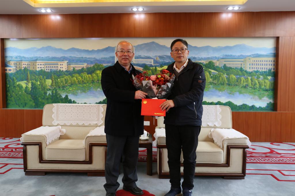 袁强同志为杨新民教授送上慰问信